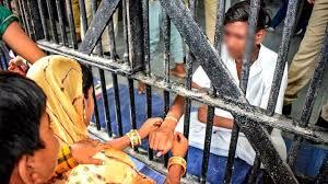 सलाखों के पीछे कैद भाइयों की कलाइयां नहीं होगी सुनी  शाम 4 बजे तक राखी बंधवा सकेंगे राखी...   Brothers imprisoned behind bars will not have their wrists tied, they will be able to get Rakhi tied till 4 pm...  Rakshabandhan 2024  raipurnews cg news hindinews latestnews khabrgali 