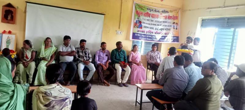 Cluster level parent-teacher mega meeting organized in High School Charoda, cluster principal Mrs. Kavita Dhruv did it. Chief guest Charoda Sarpanch Charandas Kosle and special guest Deputy Sarpanch Sitaram Sahu, Patwari Mrs. Mamta Sahu, Patwari Tarun Verma, Rewarih Sarpanch P. Pokhan Sahu, Dr. Gajendra Nishad, Teacher Dr. Arun Kumar Verma, Chhattisgarh, Khabargali
