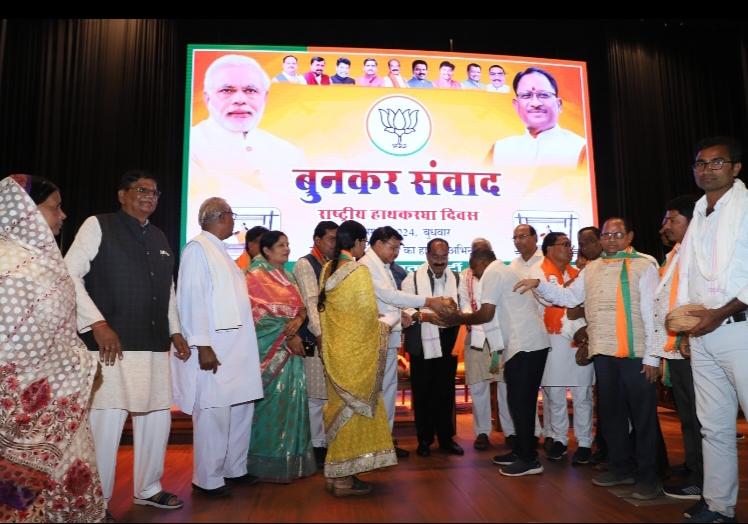 On National Handloom Day, the government increased the wages of weavers by 20 percent, Industry Minister Shri Lakhan Lal Devangan made the announcement, Weavers Cell President Purushottam Devangan, Chhattisgarh, Khabargali