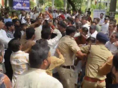 Ruckus between ABVP and NSUI workers in Chhattisgarh college, policemen also beaten up  cg news raipurnews chhattisgarhnews  hindinews cg latestnews khabargali 