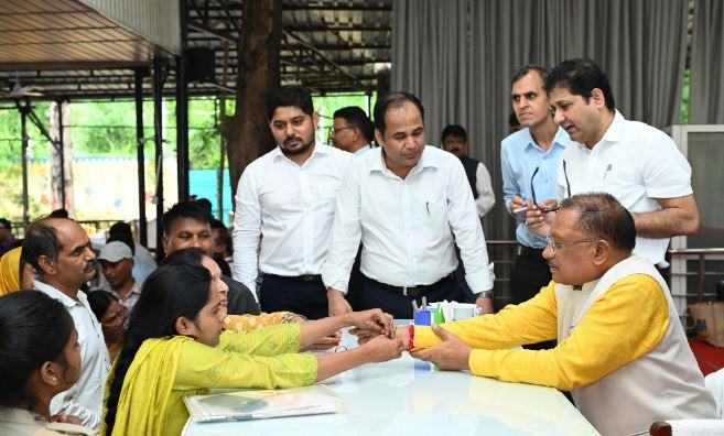 Sisters tied Rakhi to Chief Minister in public darshan, Chief Minister said- will give gift for Rakshabandhan latestnews hindinews  bignews cg news chhattisgarhnews cm vishnudev khabargali 