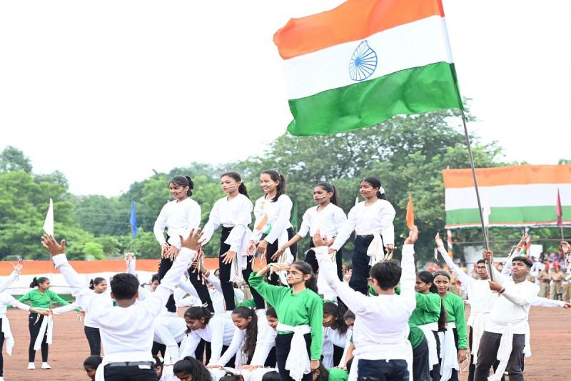 On Independence Day, an attractive cultural program at the Police Parade Ground, presentation by the bagpiper band was the center of attraction... cg news  hindi news khabargali 