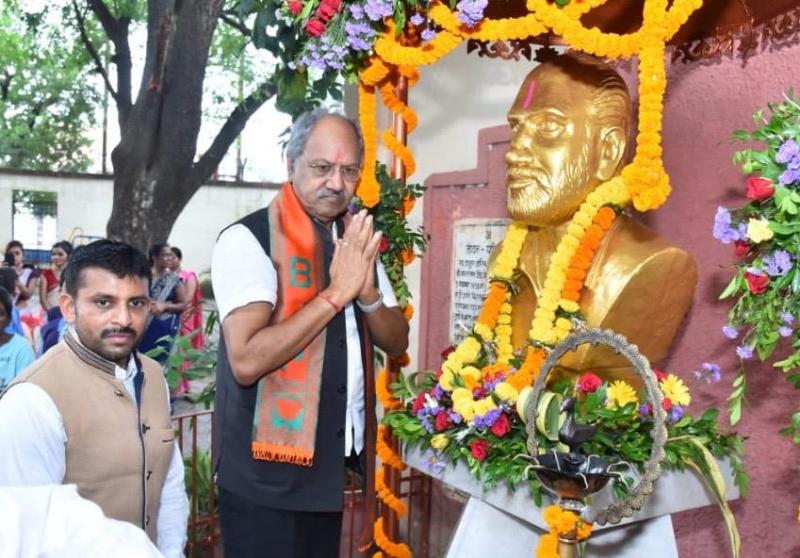 Brijmohan Agrawal attended the death anniversary function of late employee leader Shri Anirudh Singh Thakur, food was served to all the school children in Kushalpur, Raipur, Chhattisgarh, Khabargali