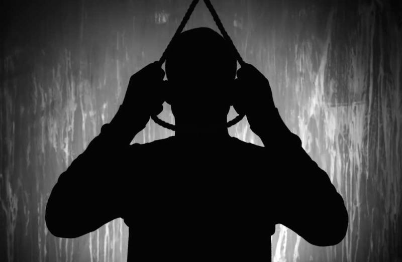PWD employee's dead body found hanging These 7 people were accused of harassing and demanding Rs 2 lakh... Cg news hindi news latest news khabargli