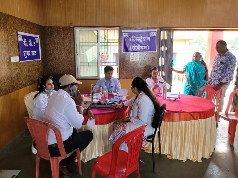 Adani Foundation organized a huge health camp, specialist doctors conducted free health checkup and treatment of more than 400 villagers, Chhattisgarh, Khabargali