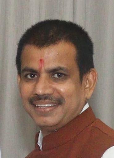 People are troubled due to frequent power cuts in Raipur including Raipur South, Manoj Singh Thakur, former member advocate of Chhattisgarh Labor Welfare Board, Raipur, Chhattisgarh, Khabargali