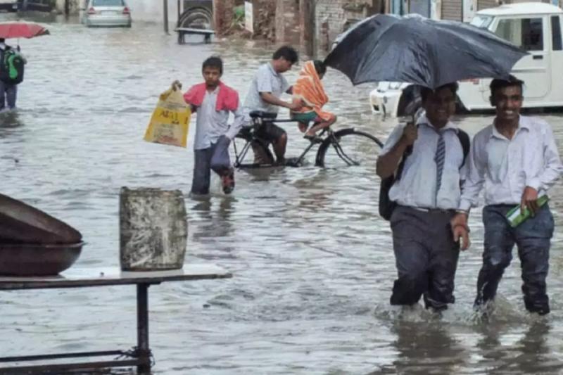 Schools closed today in many districts of Chhattisgarh, heavy rain will continue for the next 3 hours... cg news weather news latestnews khabargali 