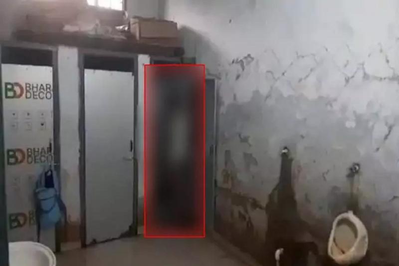Student hanged himself in the toilet, sensation spread in the school... cg bignews hindinews cg news crime news khabargali cg news hindinews cg bignew s