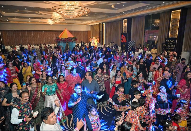 Vijay Tarwani was honoured with Garba King and Pooja Kukreja with Garba Queen award in Suhina Sindhi Garba. Suhina Sindhi Garba organised by Suhini Soch Sanstha was a grand success in capital Raipur. Raipur, Khabargali