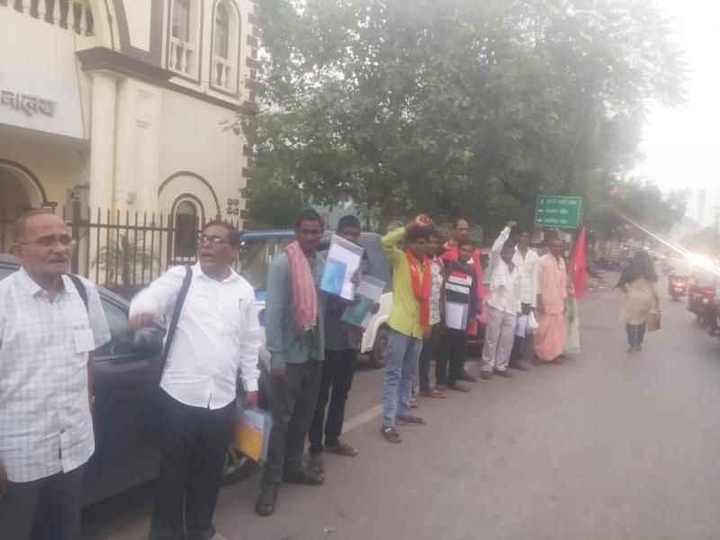 Protest against illegal felling of trees in Hasdeo Aranya, CPI(M) demonstrated against police repression on tribals, Pradeep Gambhane State Committee Member CPI(M), Communist Party of India, Chhattisgarh, Khabargali