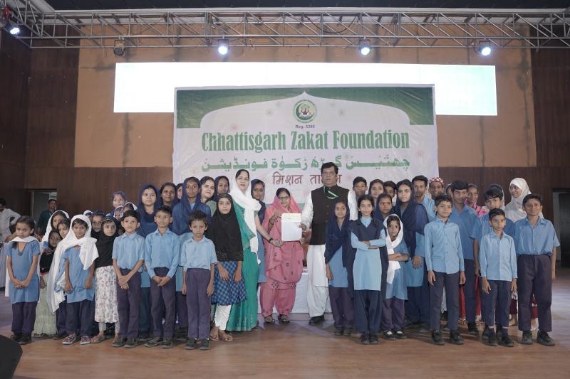 Chhattisgarh Zakat Foundation honored more than eight hundred students of Muslim community with scholarship cheques and medals, Commissioner of Central Income Tax and GST Department Abu Sama, Additional Superintendent of Police Asad Khan, Yunus Ali, Akram Siddiqui Nauman Akram Hamid, Syed Shakeel Ahmed, Syed Sadiq Ali, SM Hashim, Raipur, Chhattisgarh, Khabargali