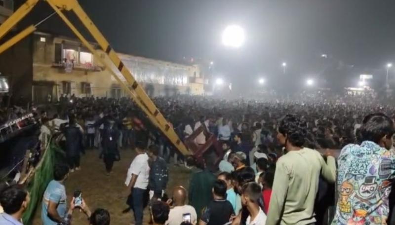 Accident during Ravana Dahan in Janjgir Champa, father and daughter injured due to falling of crane machine. Cg news latest news cg big news khabargali