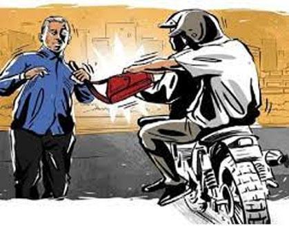 Robbery of Rs 20 lakh in broad daylight in Raipur, vicious miscreants surrounded the youth and carried out the crime CG News Hindi news latest News khabargali 