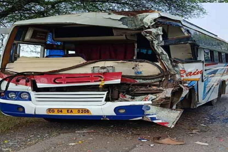 Bus coming to Raipur meets with accident, collides with truck filled with cylinders, 25 people injured  cg news hindi news cg big news latestnews khabargali 