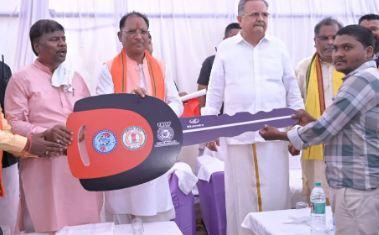 Now women group will drive the bus, Chief Minister Sai handed over the keys of the vehicles Rapur news cg bignews hindi news cg latestnews cg bignews khabargali 