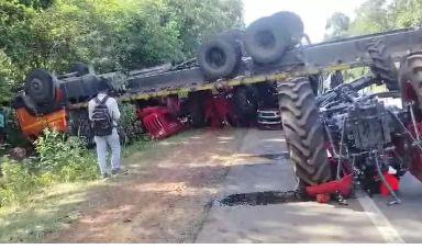 Trailer loaded with Mahindra tractor went out of control and overturned, driver narrowly escaped  cg news jagdalpur news cg hindi news khabargali 