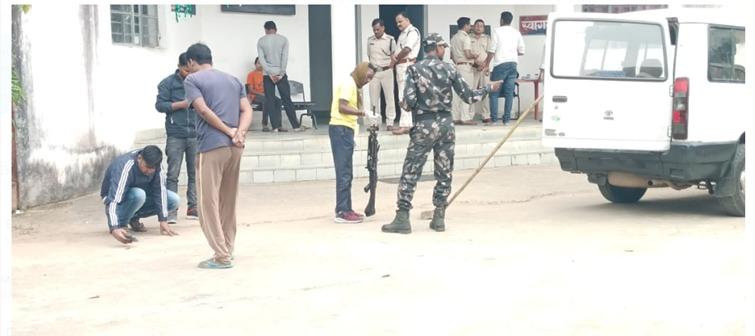 Rifleman shoots himself, police engaged in investigation cg news raipur news chhattisgarh news cg big news khabargali 