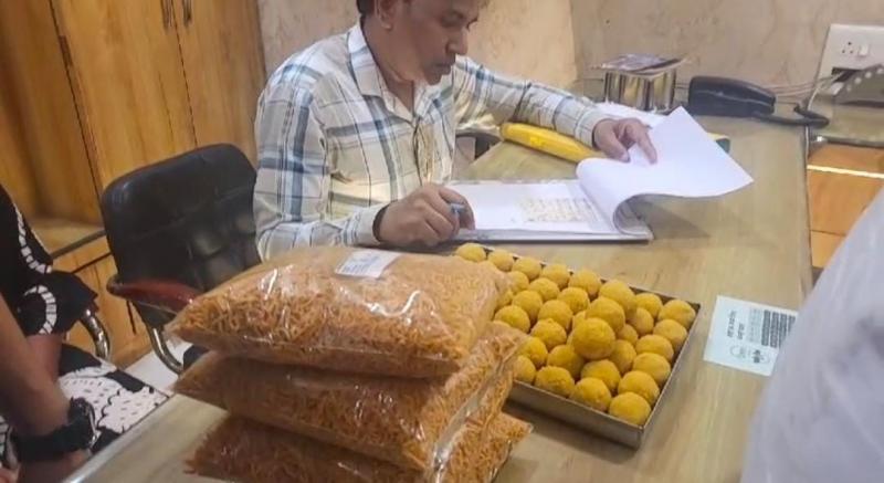 दिवाली से पहले मिठाई शॉप में रेड, 21 दुकानों से लिए मिठाइयों के नमूने Raid in sweet shops before Diwali, samples of sweets taken from 21 shops  cg news raipur news cg big news khabargali 