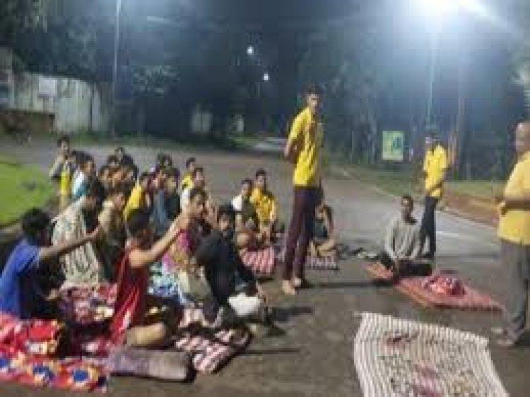 Semi-nude demonstration of PRSU students, this serious allegation against the Registrar and Warde cg news raipur news cg bignews hindi news khabargali