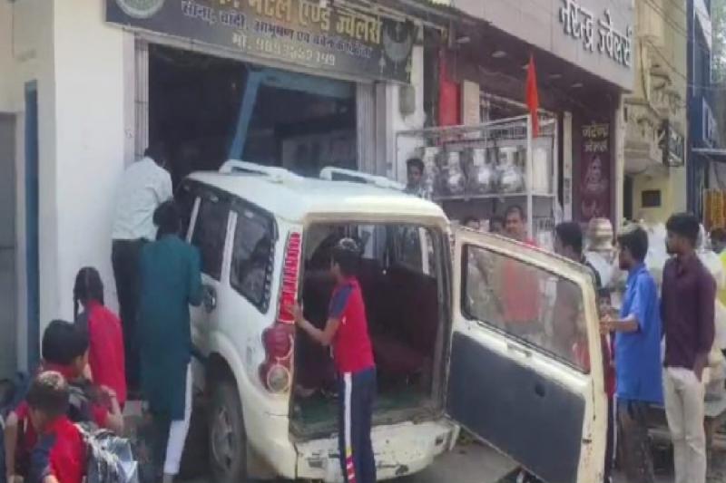 The brakes of the Scorpio carrying school children failed, it entered a jewelery shop and then...cg news cg big news latest news khabargali 