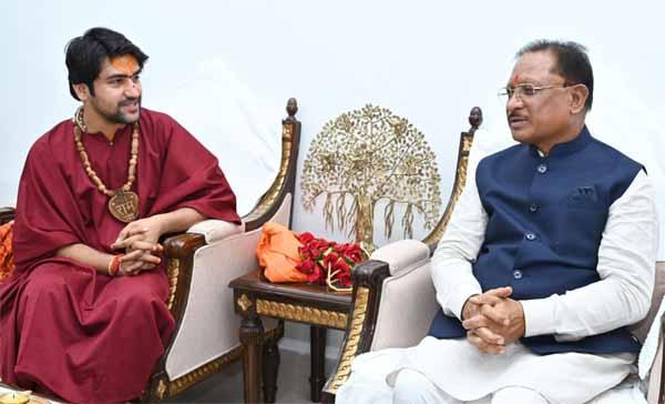 Religious conversion is more dangerous than Naxalism: Pandit Dhirendra Shastri, Chief Minister took blessings from Peethadheeshwar of Bageshwar Dham, Pandit Dhirendra Shastri, Raipur, Khabargali