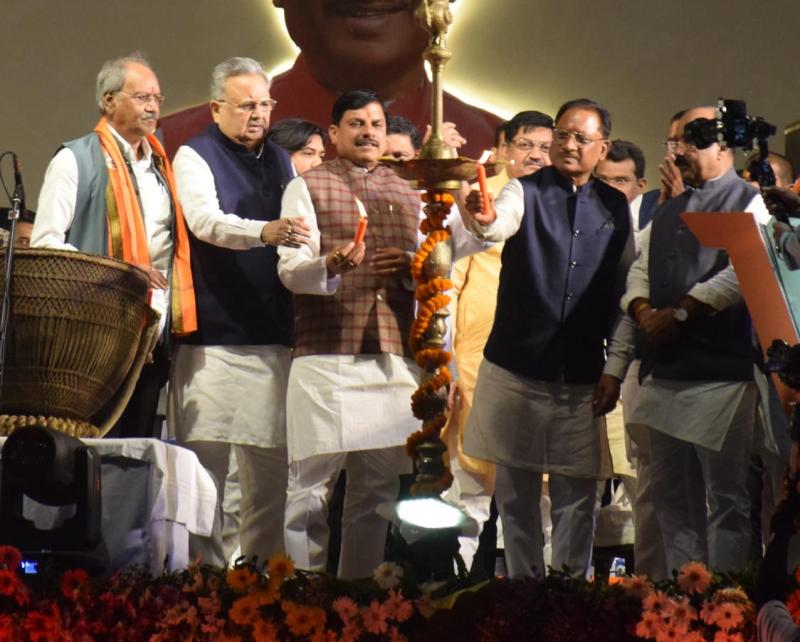 Double engine governments are rapidly taking Chhattisgarh and Madhya Pradesh on the path of development: Chief Minister Dr. Mohan Yadav Madhya Pradesh Chief Minister Dr. Mohan Yadav inaugurated the three-day Chhattisgarh Rajyotsav, Khabargali
