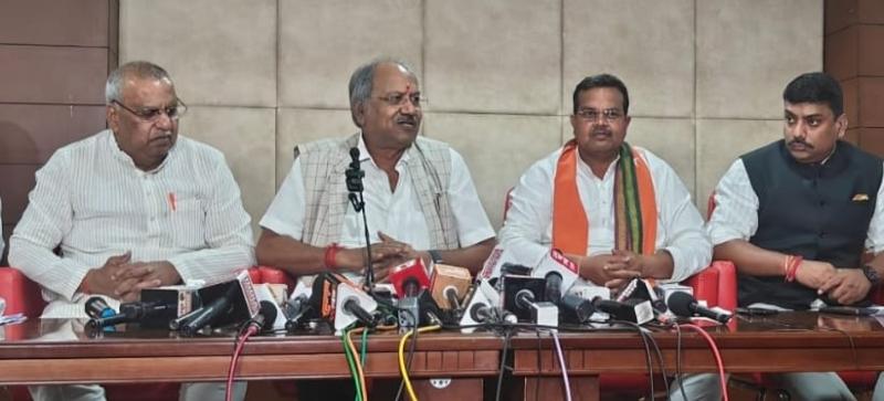 Raipur, Khabargali, MP Brijmohan Agrawal while addressing a press conference organized at BJP office Ekatma Parisar on Sunday said that Raipur South Assembly has become a tourist destination for the Congress party.