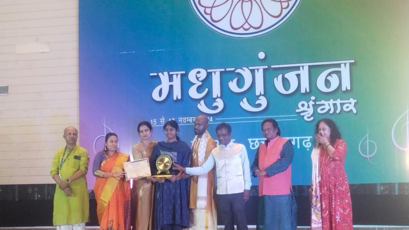 Khyati Kumar Miri got first place in classical singing in Madhugunjan Shringar 2024, Art City Raigarh, Vedmani Singh Thakur, Gurumata Chandra Devangan and Guru Devlal Devangan, famous Kathak dancer Vasanti Vaishnav, Director of Shri Vaishvan Music College Sharad Vaishnav, Organizing President of Madhugunjan Shringar Ajit Kumar Swain and President of Shri Vaishvan Music College Pandit Sunil Vaishnav, Chhattisgarh, Khabargali