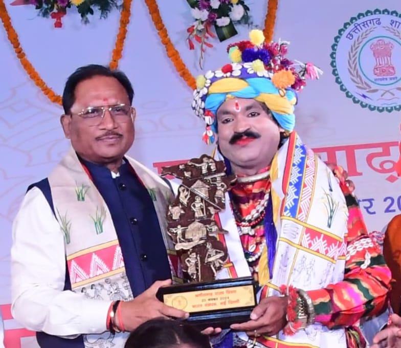 Chief Minister Vishnudev Sai honored Dr. Purushottam Chandrakar, on Chhattisgarh Day, Chief Minister honored Chandrakar for the preservation and promotion of traditional folk art of the state, Director Lokranjani Folk Art Cultural Forum, Changorabhatta Raipur, Khabargali