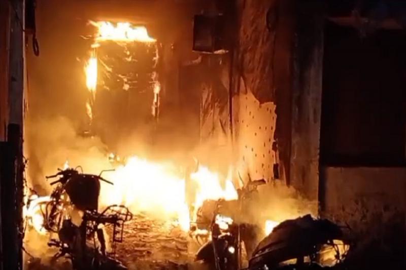  बिल्डिंग में लगी भीषण आग, 5 गाड़ियां और 1 साइकिल जलकर खाक... A massive fire broke out in the building, 5 vehicles and 1 bicycle were burnt to ashes... cg news hindi news cg latest news cg big news khabargali 