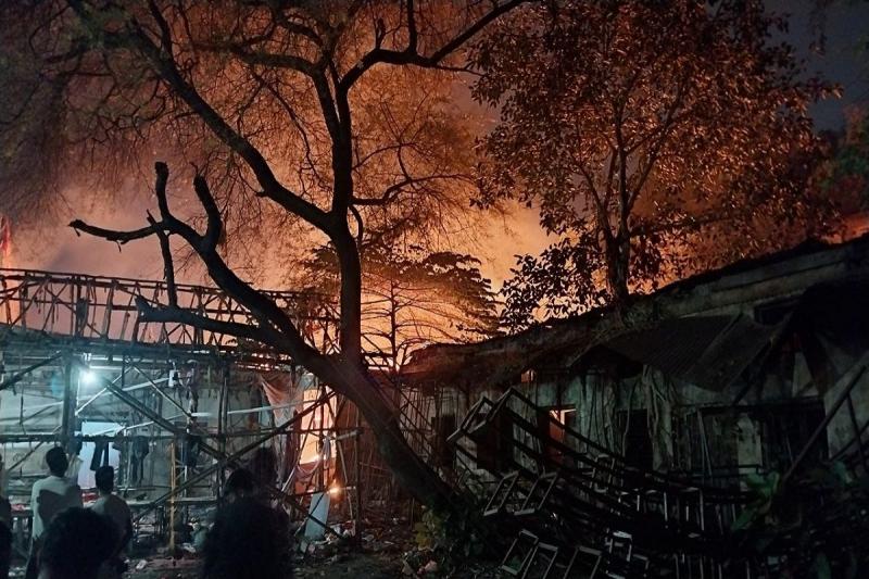 देर रात गोदाम में लगी भीषण आग, मची अफरा-तफरी A massive fire broke out in the warehouse late at night, creating chaos cg news hindi news raipur news cg latest news khabargali
