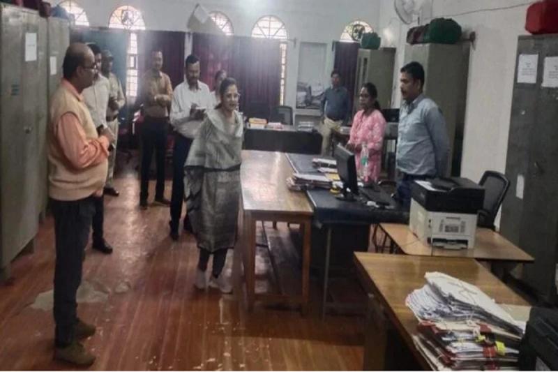 सरकारी कर्मचारियों की खत्म नहीं हुई दिवाली, दफ्तरों में सन्नाटा, 55 अधिकारी-कर्मियों को नोटिस Diwali of government employees did not end, silence in offices, notice to 55 officers and employees cg news hindi news cg big news latest news khabargali