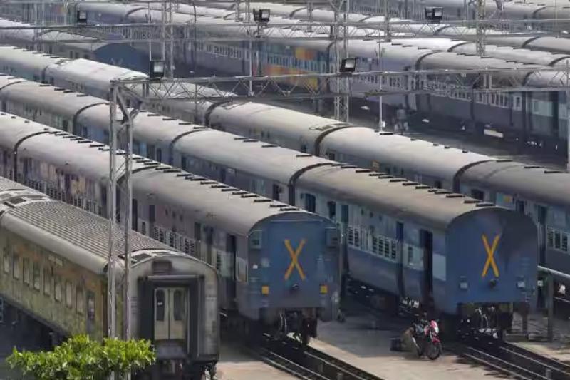 रेल यात्रियों को फिर लगा बड़ा झटका, 24 ट्रेनें हो गयी रद्द, देखें पूरी लिस्ट खबरगली Railway passengers again got a big shock, 24 trains got cancelled, see the complete list... cg news hindi news cg big news latest news khabargali 