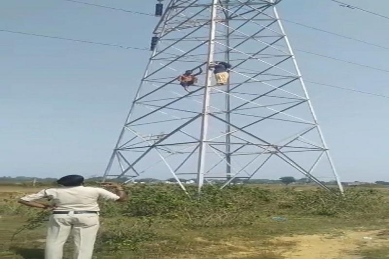 40 फीट ऊंचे बिजली टावर पर चढ़ गई महिला, पति के ताने से थी परेशान Woman climbed 40 feet high electricity tower, was upset with her husband's taunts cg news cg big news latest news khabargali