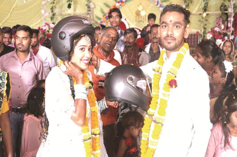 सगाई में दूल्हा-दुल्हन ने एक-दूसरे को पहनाया हेलमेट, दुर्घटना में हो गई थी पिता की मौत खबरगली The bride and groom wore helmets on each other during the engagement, father died in the accident cg news hindi news cg big news khabargali