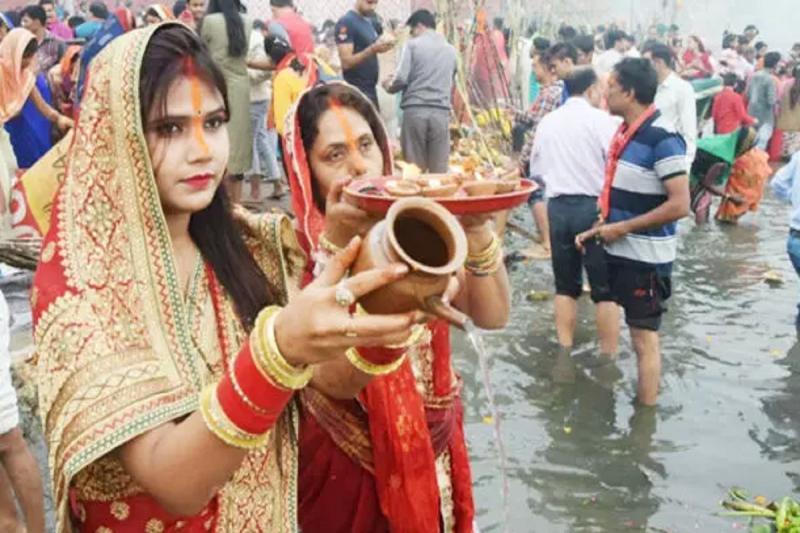 कल से छठ पूजा पर्व, महादेवघाट की सफाई में जुटे, हजारों लोग पूजा में होंगे शामिल Chhath Puja festival from tomorrow, engaged in cleaning Mahadevghat, thousands of people will participate in the puja cg news raipur news cg hindi news latest news khabargali
