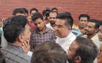 तालाब के नामकरण को लेकर विवाद, विधायक ने पकड़ लिया युवक का जबड़ा, और बोले सुन Controversy over naming of the pond, MLA grabbed the jaw of the young man and said listen  cg news hindi news cg big news kahabrgali