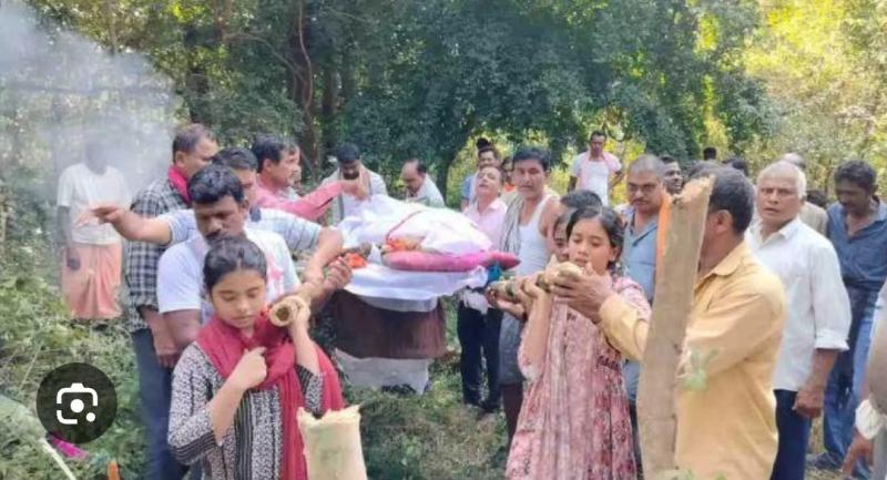 तीन बेटियों ने दी पिता को मुखाग्नि, लोगों की आंखे हुई नम खबरगली Three daughters burnt their father, people's eyes became moist after hearing this newscg news hindi news cg big news latest news chhattisarh news gariyaband news khabargali