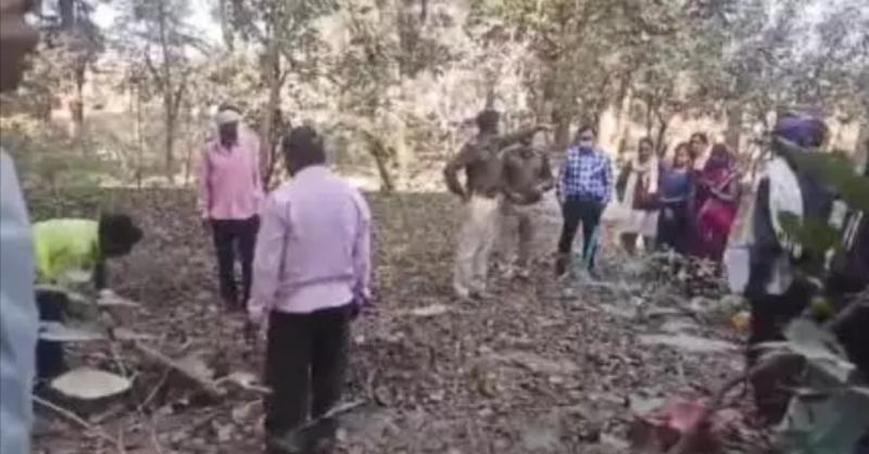 कब्र खोदकर निकाला गया शव, मृतक शिवप्रसादका दोबारा हुआ पीएम खबरगली Dead body was taken out after digging the grave, deceased Shiv Prasad became PM again cg news hindi news cg big news hindi news cg latest news cg big news khabargali