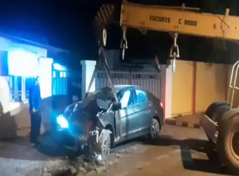 High speed car collided with the wall of former MLA's bungalow, driver fled leaving the car, Khabargali