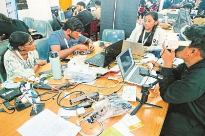 अब चलते हुए चार्ज होंगी इलेक्ट्रिक गाड़िया, नई टेक्नोलॉजी बनाने की तैयारी में छात्र खबरगली Now electric vehicles will be charged while moving, students preparing to create new technology cg news hindi news cg big news latest news khabargali