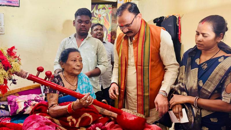 There should be no shortage in the treatment of Padma Vibhushan Teejan Bai: Chief Minister Vishnudev Sai has given instructions, Minister Shyam Bihari Jaiswal reached Ganiyari to meet Teejan Bai along with a team of doctors and MLAs, gave financial assistance of Rs 5 lakh, Khabargali
