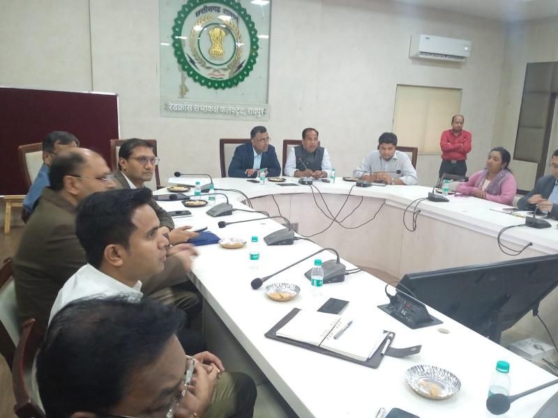 To tighten the noose on criminals and vehicles causing accidents, CCTV cameras will be used to identify them from the control room 24 hours a day. CCTV cameras will be installed on main roads of industrial areas and slum settlements. IG Amresh Mishra presided over the meeting. Collector Dr. Gaurav Singh and SP Dr. Lal Ummed Singh were also present. Raipur, Chhattisgarh, Khabargali