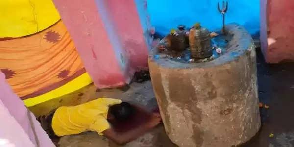स्कूली छात्रा ने जीभ काटकर भोले बाबा को चढ़ाया, मंदिर के अंदर खुद को किया बंद खबरगली School girl cut her tongue and offered it to Bhole Baba, locked herself inside the temple cg news hindi news cg big news latest news chhattisgarh news khabargali