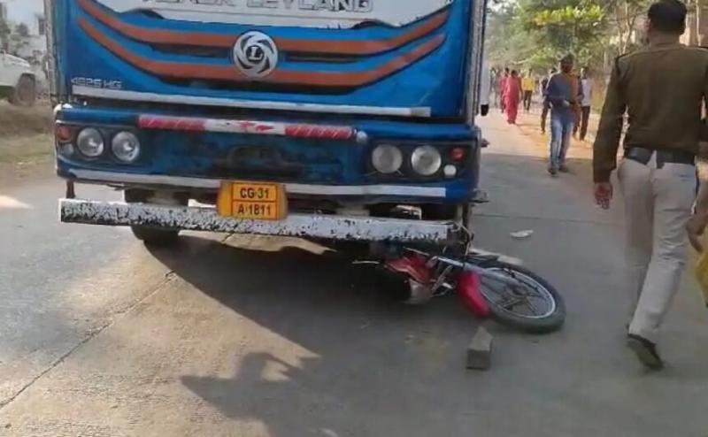 शादी के लिए लड़की देखने जा रहे युवक की सड़क हादसे में मौत, ट्रक ने कुचला खबरगली Young man going to see girl for marriage dies in road accident, crushed by truck cg news hindi news cg big news latest news cg hindi news khabargali