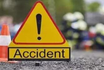  तेज रफ्तार ट्रक ने बाइक सवार युवकों को कुचला, 3 दोस्तों की हुई मौत खबरगली  A speeding truck crushed the bike riders, 3 friends died Khabargali  cg news cg big news latest news cg hindi news cg road accident khabargali  