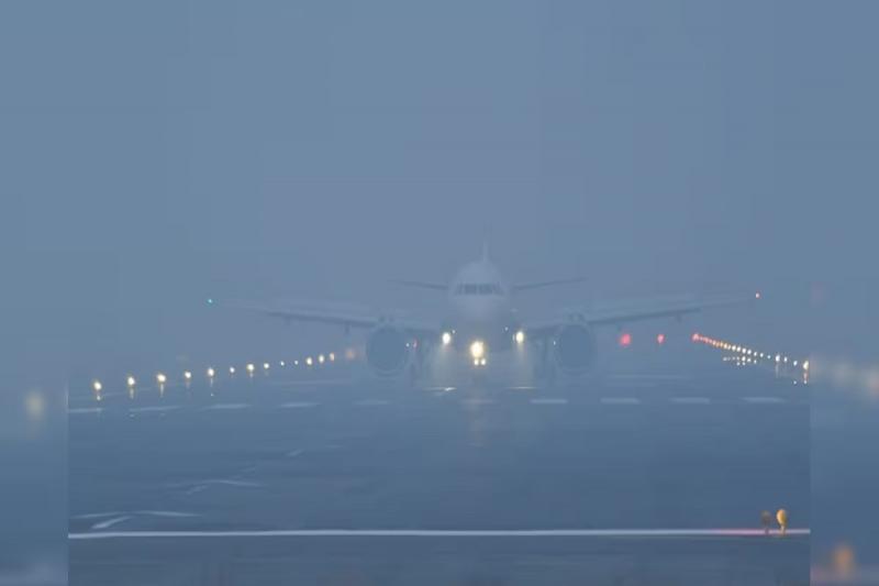 एयरपोर्ट पर कोहरे का कहर, कोलकाता सहित तीन फ्लाइटें प्रभावित खबरगली Fog wreaks havoc at airport, three flights including Kolkata affected cg news cg hindi news cg big news latest news khabargali