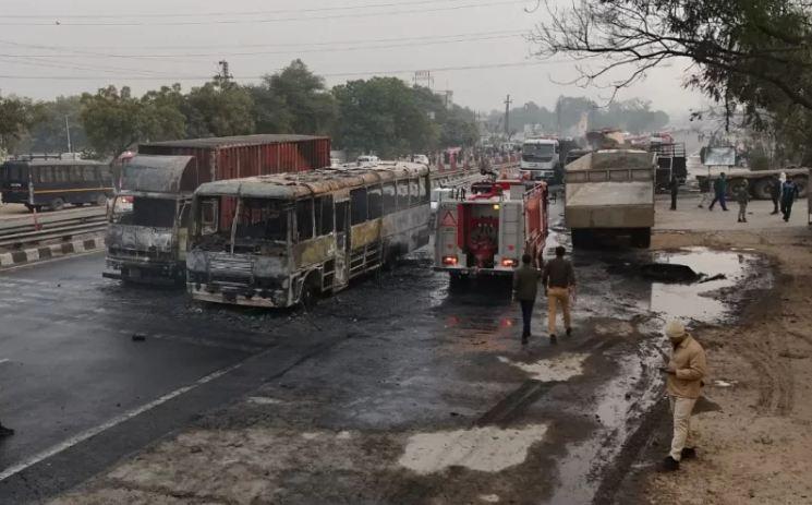 हाईवे पर फटा गैस टैंकर- ज़ोरदार धमाके से जल गए 8 मौतें तो कई झुलसे  खबरगली Gas tanker exploded on the highway - 8 died and many got burnt in the huge explosion hindi news big news latest news khabargali