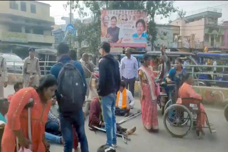 रायपुर में दिव्यांगों का प्रदर्शन, इन 6 सूत्रीय मांगों को लेकर कर रहे प्रदर्शन खबरगली Demonstration of disabled people in Raipur, protesting against these 6 point demands cg news hindi news cg big news latest news chhattisgarh news cg hindi news