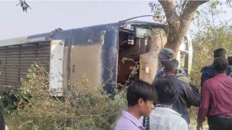  रायपुर से जगदलपुर जा रही बस पलटी, कई यात्री घायल खबरगली  The person who spread rumor of bomb in flight turned out to be an IB officer, police arrested him cg news hindi news cg big news latest news khabargali 